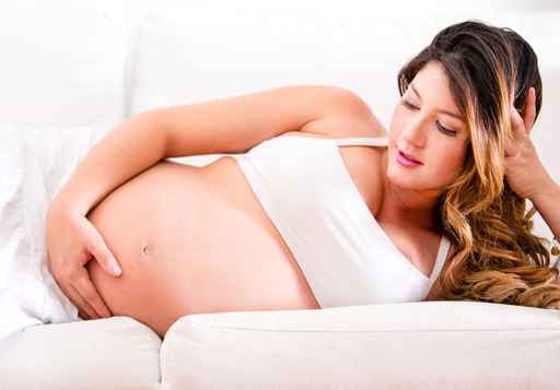 femme enceinte canapé