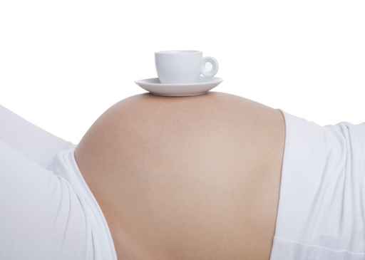 femme enceinte et cafe